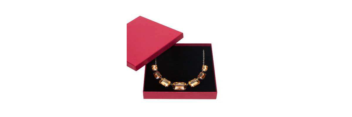 Wie kann man ein Collier hochwertig verpacken? - Collier hochwertig verpacken – Tipps &amp; Collieretui Belgrad für Juweliere