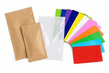 Flachbeutel aus Papier und Folie im Vergleich auf weißem Hintergrund