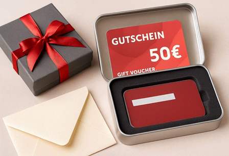 Gutschein im EC-Kartenformat in einer silbernen Dose mit Geschenkbox und Kuvert