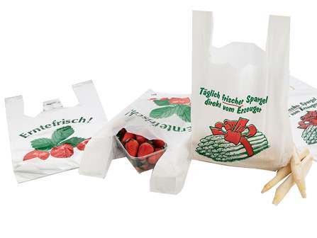 Knotenbeutel und Hemdchentragetaschen gefüllt mit frischem Obst und Gemüse