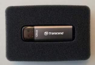 USB-Stick in schwarzer Kartonverpackung mit Schaumstoffeinlage und Logoprägung