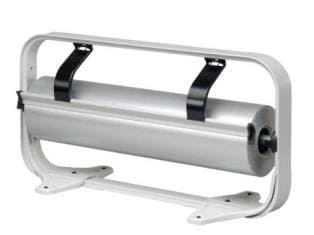 Geschenkpapier Rollen abrollen auf Ladentisch oder Ladentheke